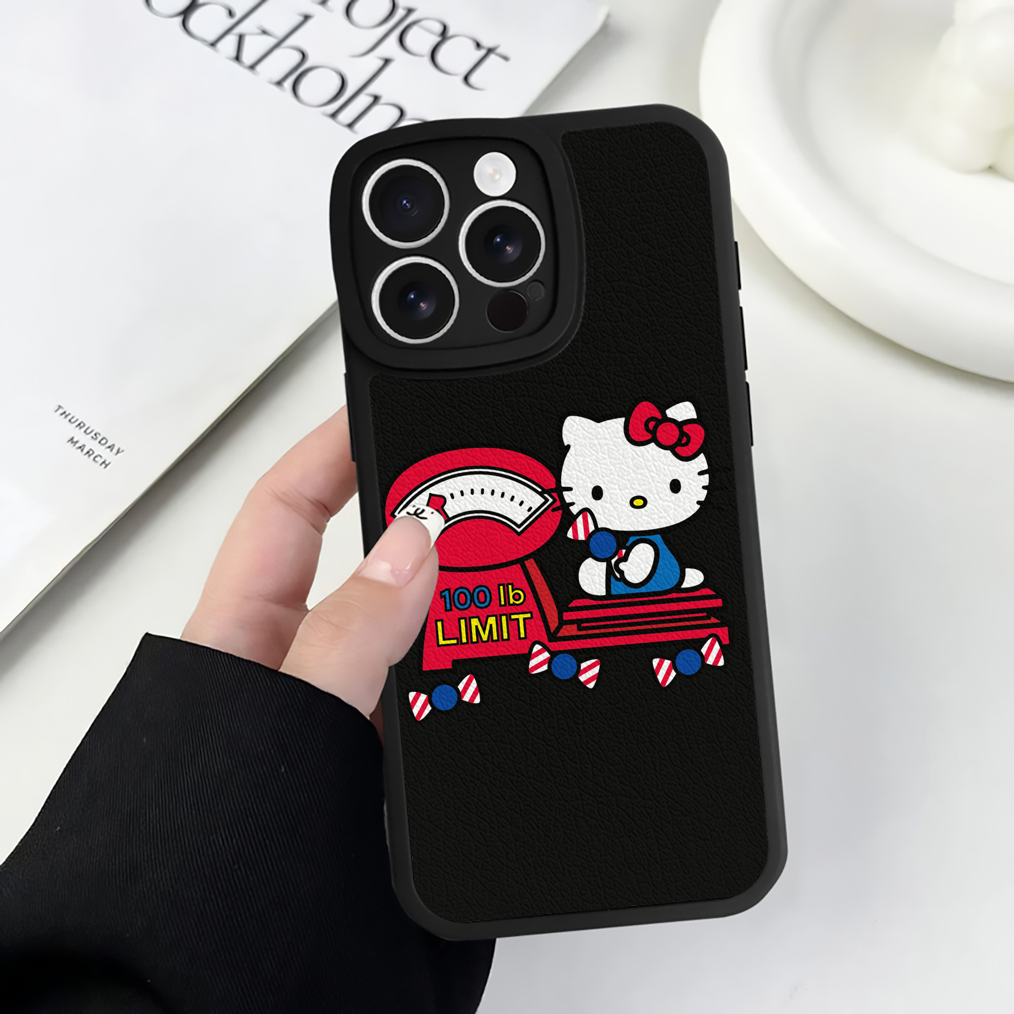 （画像用） Hello Kitty ハローキティ 【iPhone 16シリーズ対応】シリコンスマホケース（レザー調） 材質：シリコン